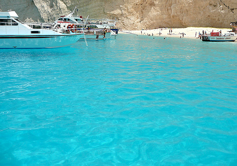 Vattnet som omger Shipwreck beach på Zakynthos är kristallklart och turkost och är perfekt för sig som gillar att snorkla. 