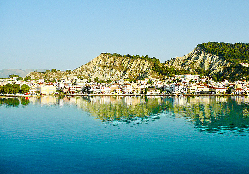 Den långa fina hamnpromenaden i Zakynthos stad sett från en färja till  Peloponnesos. 