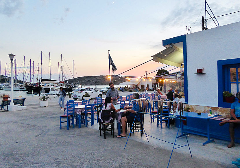 Att sitta på en ouzeria restaurang och äta god grekisk mat är ön Lipsi i ett nötskal.