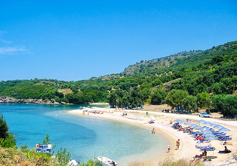 Agia Paraskevi beach ligger längs vägen till Sivota.