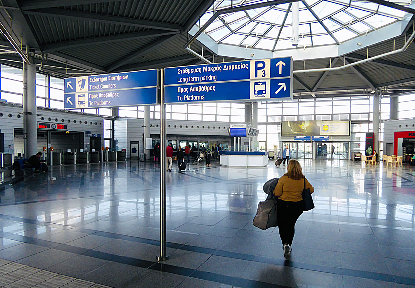 Tågstationen på Atens flygplats. Tåg till Pireus.