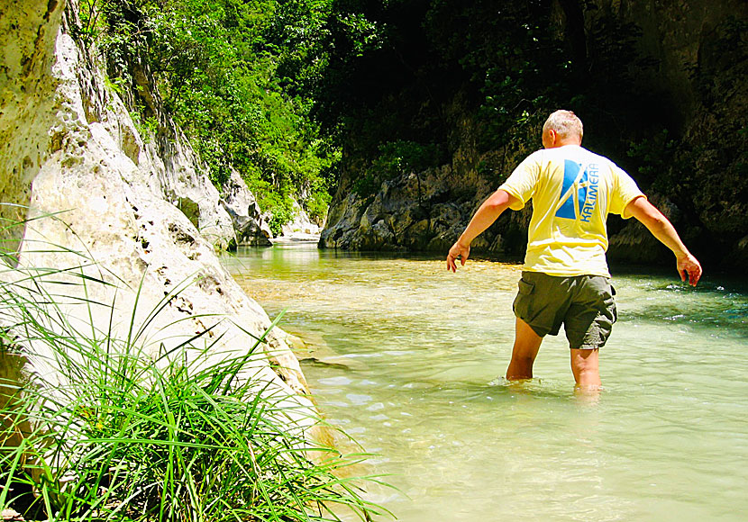 Att vandra i det kalla vattnet i floden Styx är ett måste när du reser till Parga.