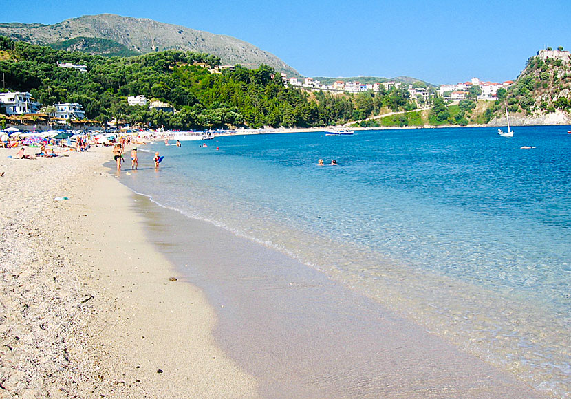 Valtos beach och Kastro i Parga på grekiska fastlandet. 