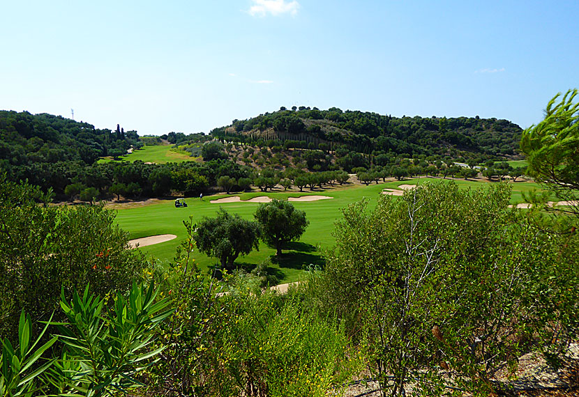Spela golf på golfbanor i Costa Navarino på sydvästra Peloponnesos i Grekland. 