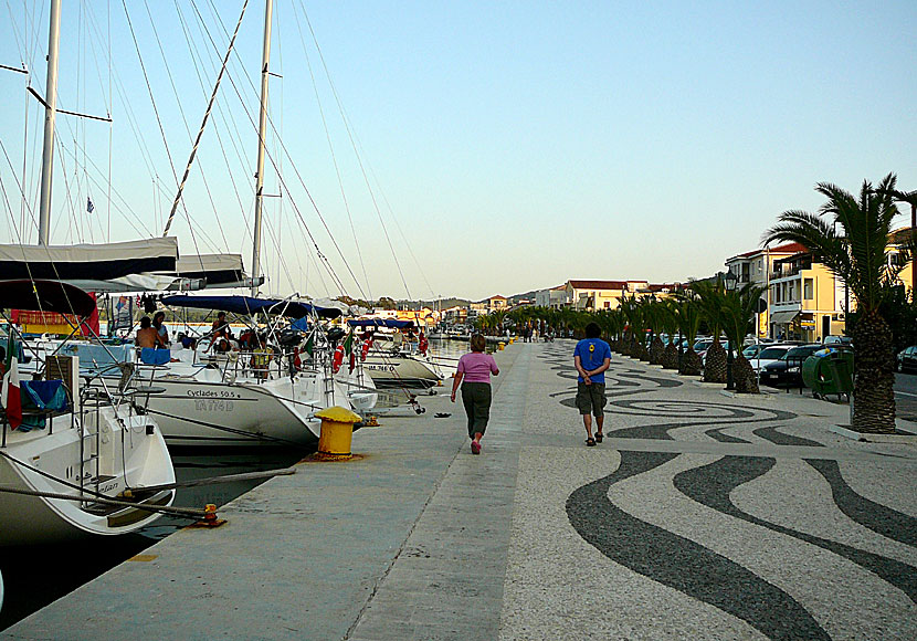 Längs med hamnpromenaden i Argostoli på Kefalonia ligger många bra restauranger och tavernor. 