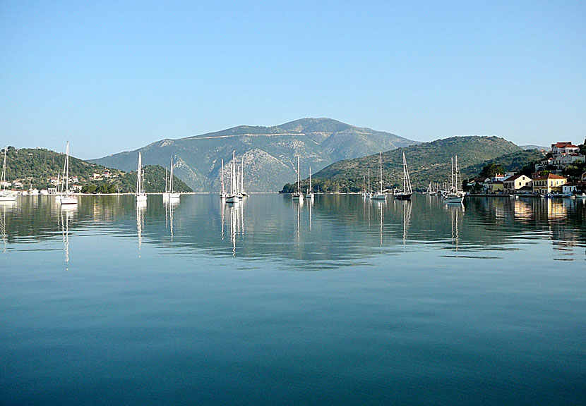 Många seglare tycker att Vathy på Ithaka är den bästa natthamnen i den Joniska övärlden. 