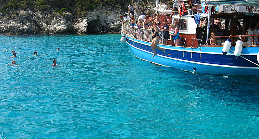 Missa båtutflykten till öarna Paxi och Antipaxi när du är på Korfu. 