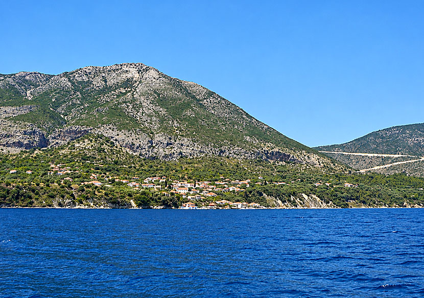 Kalamos by sett fr&aring;n havet.