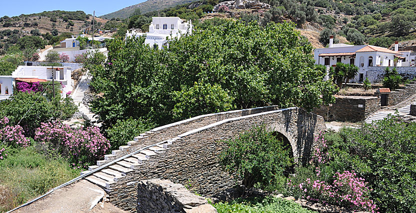 Stenbron i byn Aladinou på Andros.