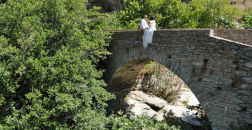 Den vackra stenbron i Stenies på Andros.