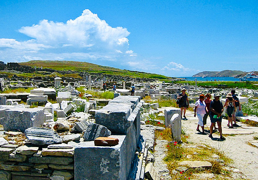 Arkeologiska Delos i Kykladerna.  Delos ligger strax väster om Mykonos och enligt mytologin föddes Apollon här.