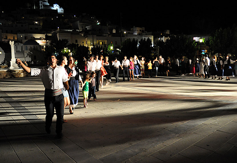 Grekisk dans och musik i Chora på Ios i Grekland.