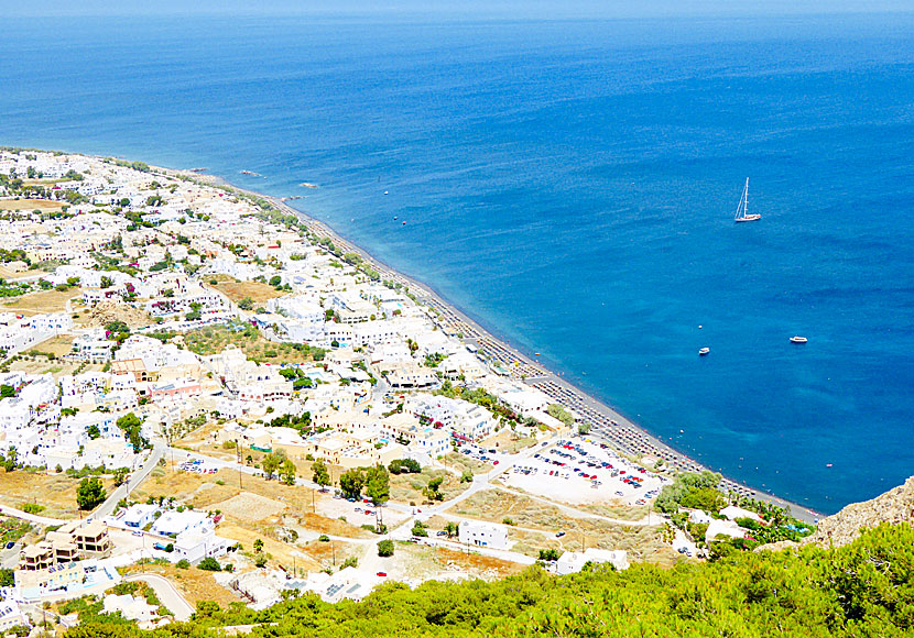 Kamari med sina bra hotell, restauranger och långa strand är den populäraste charterorten på Santorini. 