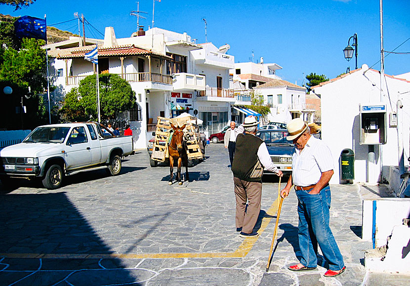 Det grekiska vardagslivet dominerar på Kithnos, som här i byn Dryopida.