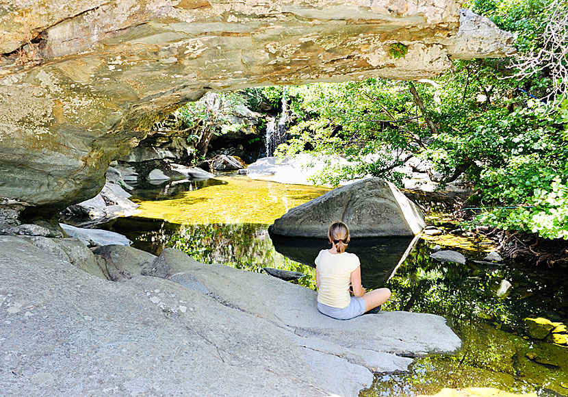 Missa inte att vandra till meditativa Pithara Waterfalls nära Chora på Andros.