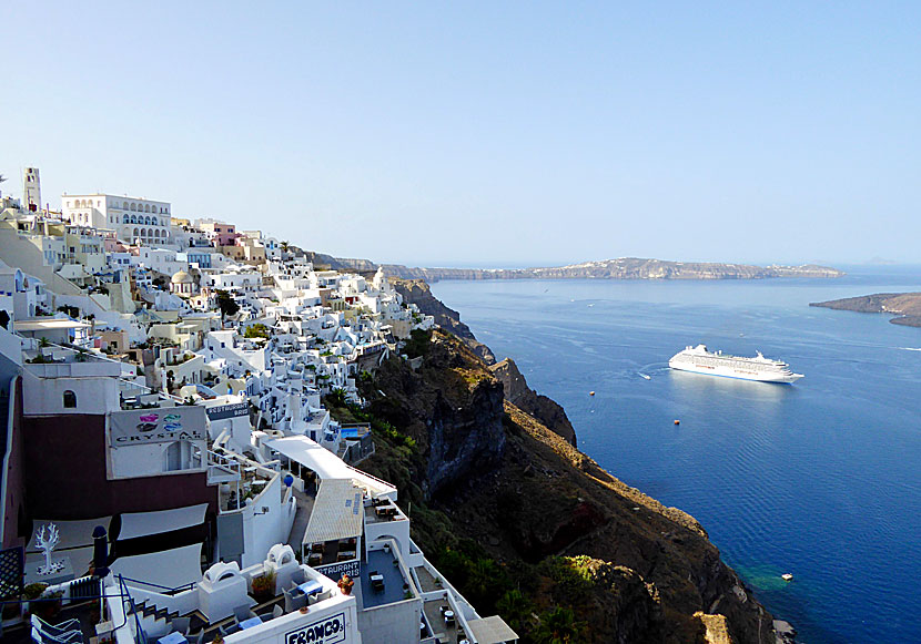 Den spektakulära byn Fira på Santorini i Grekland får man inte missa. 