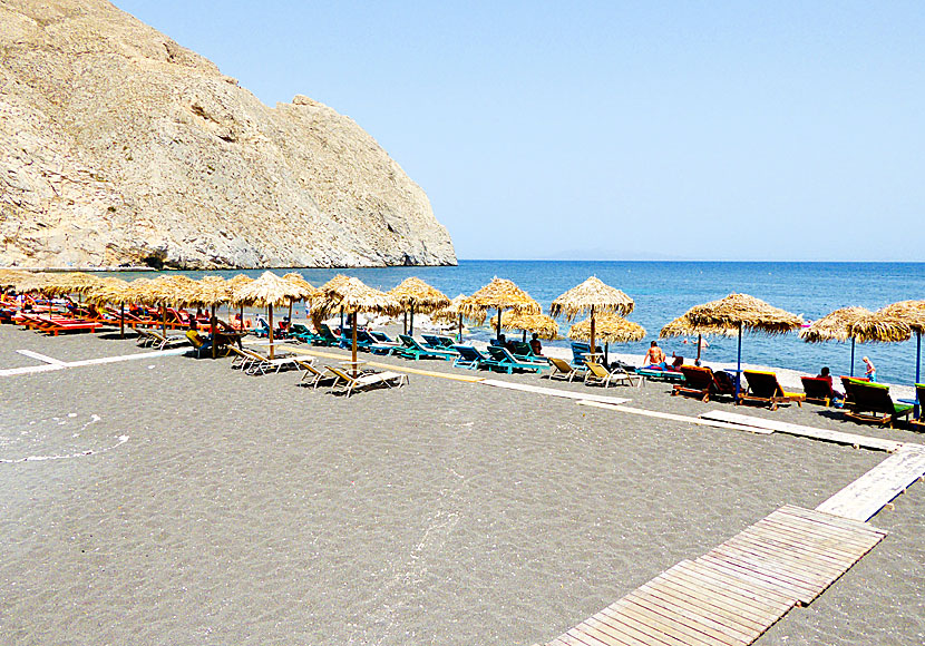Perissa med sina bra hotell, restauranger och långa strand är den populäraste charterorten på Santorini. 