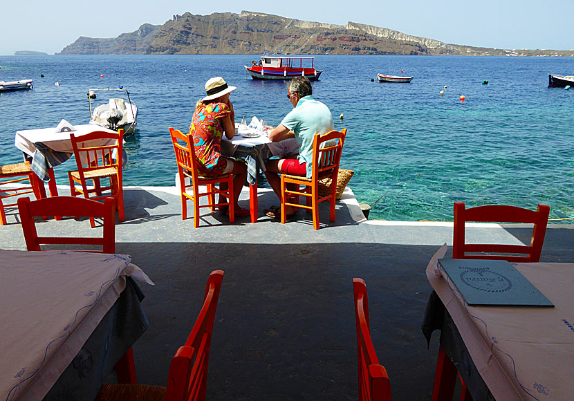 Thirasia nähty Ammoudista Santorinissa.