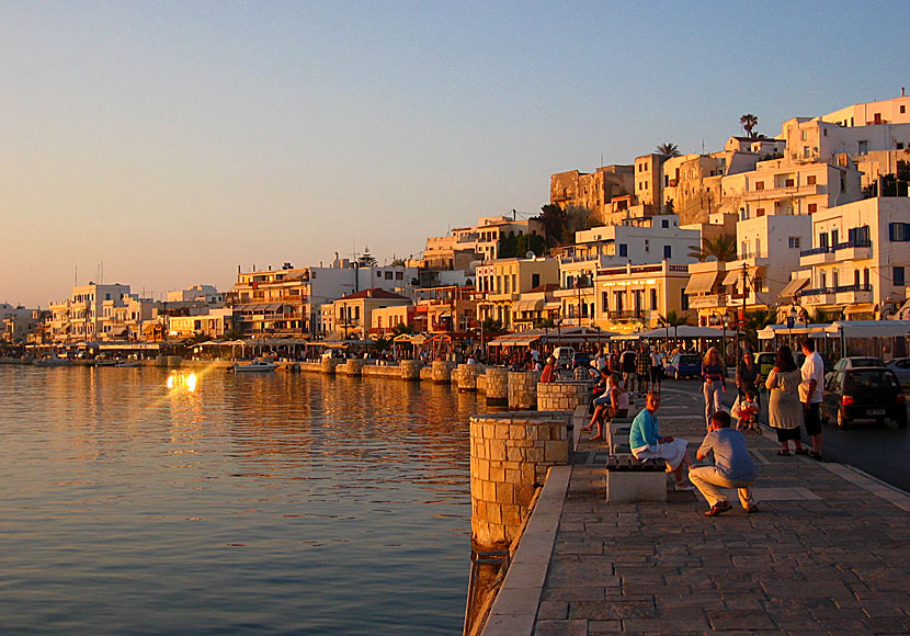 Hamnpromenaden i Naxos stad är lika fin som den i Thassos stad och Limenas.