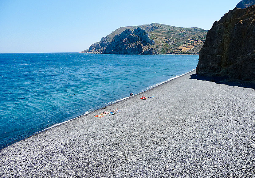 Mavra beach på Chios i Grekland är en strand med svart sand och liknar stränderna på Santorini. 