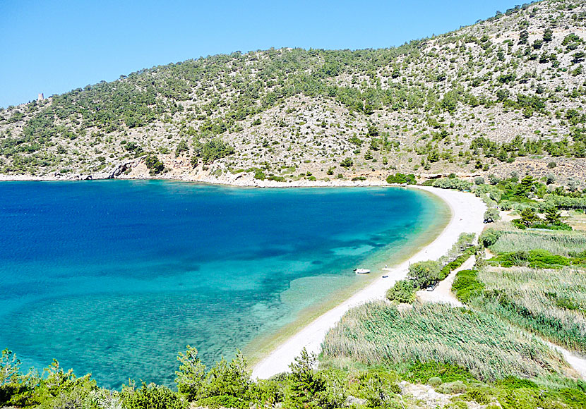 Hyra bil på Chios och köra till den fina stranden Elinta beach.