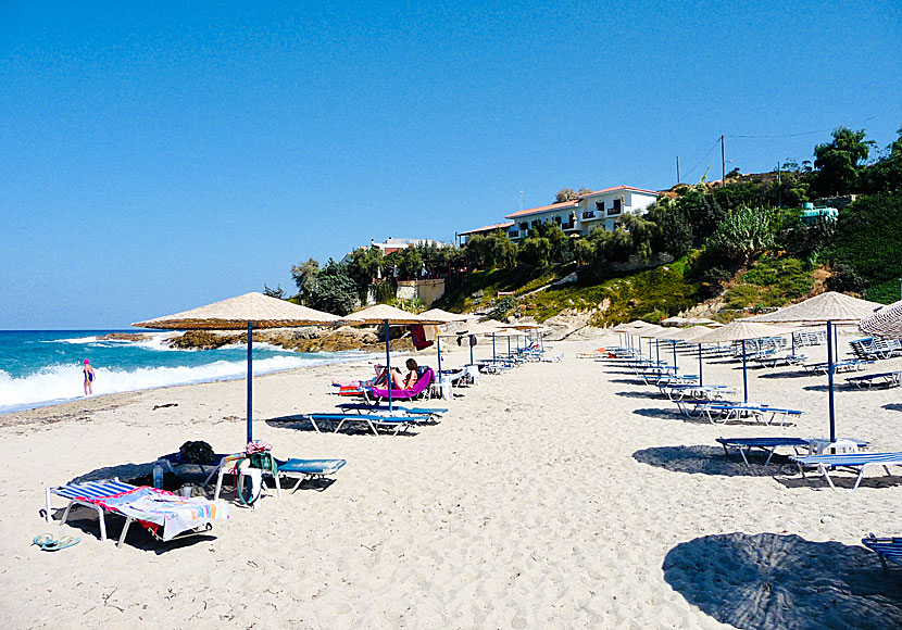 Livadi beach och Messakti beach är två fina sandstränder i Armenistis på Ikaria i Grekland.