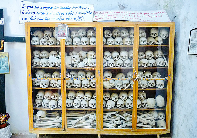 Skelettdelar och skallar från de mördade Chiosborna är begravda i ett av kapellen i klostret Nea Moni.