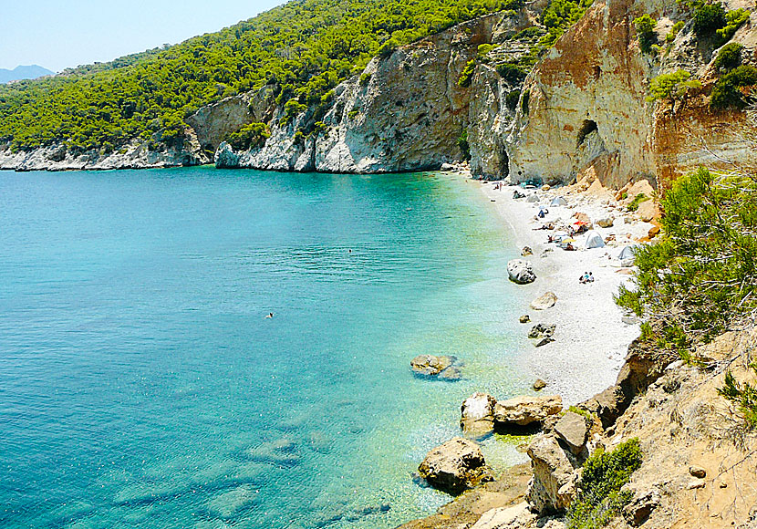 De bästa stränderna på Agistri i Grekland. Nudiststranden Chalikiada beach.