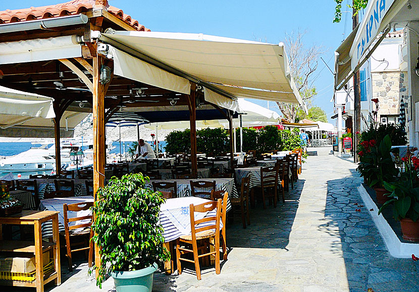 Bra grekiska tavernor och restauranger i den lilla mysiga byn Perdika på ön Egina i Grekland. 