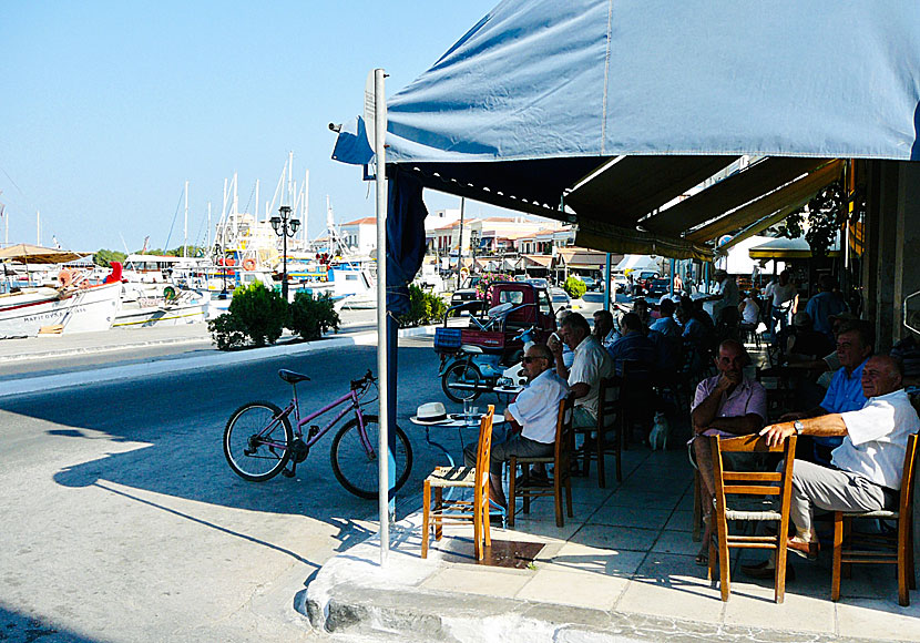 Bra grekiska tavernor och restauranger Egina stad. 