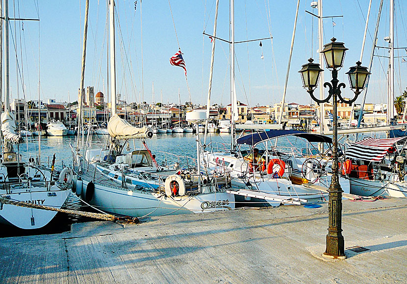 Segelbåtar i hamnen i Egina stad.
