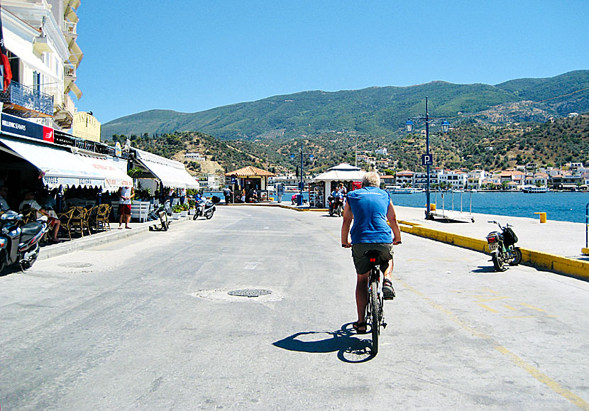Cykla på ön Poros i Grekland.