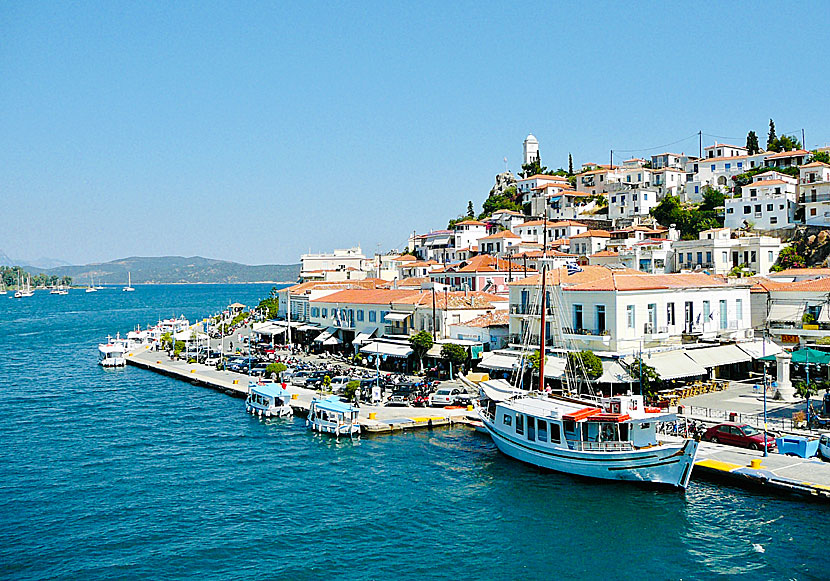 Från hamnen i Poros stad går det båtar till Galatas på Peloponnesos.