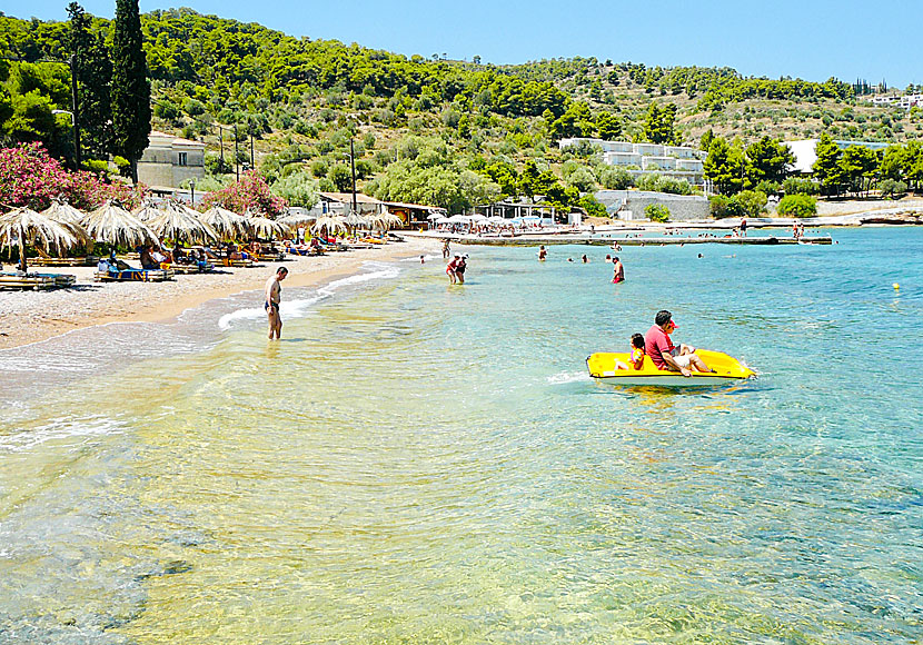 Ligoneri beach ligger strax väster om Spetses stad.