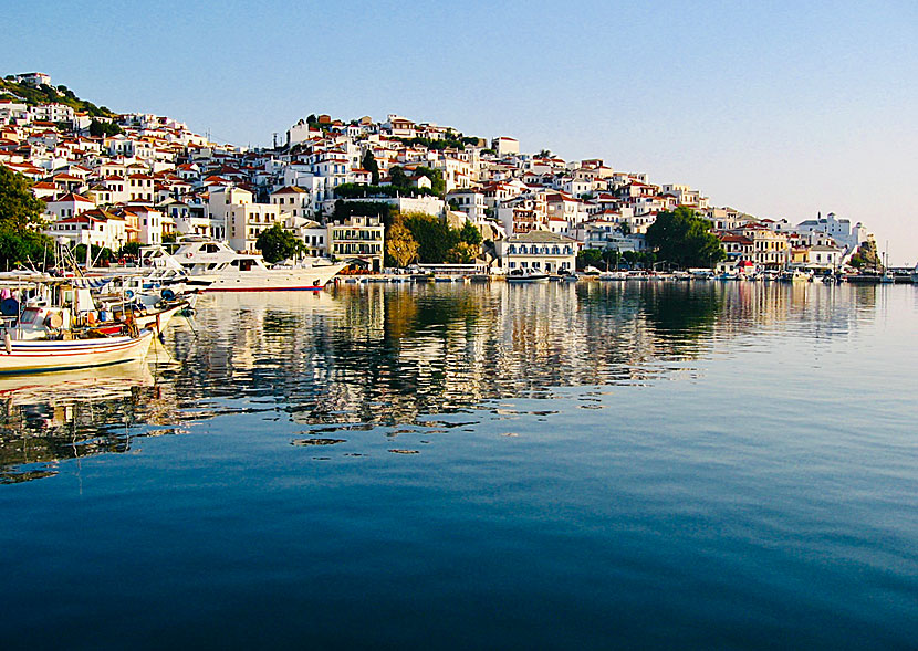 Vackra Skopelos stad i Grekland.