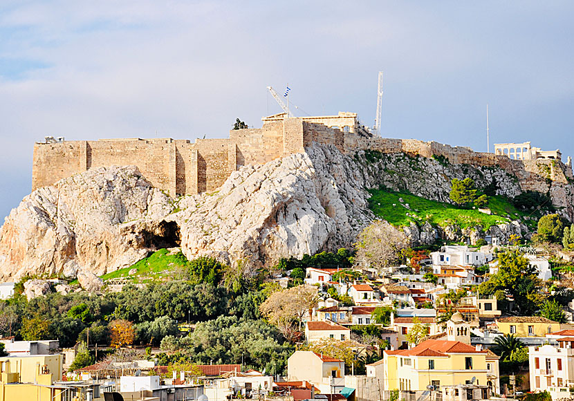 Utsikt över Anafiotika och Akropolis från Hotel Adonis i Plaka i Aten. 