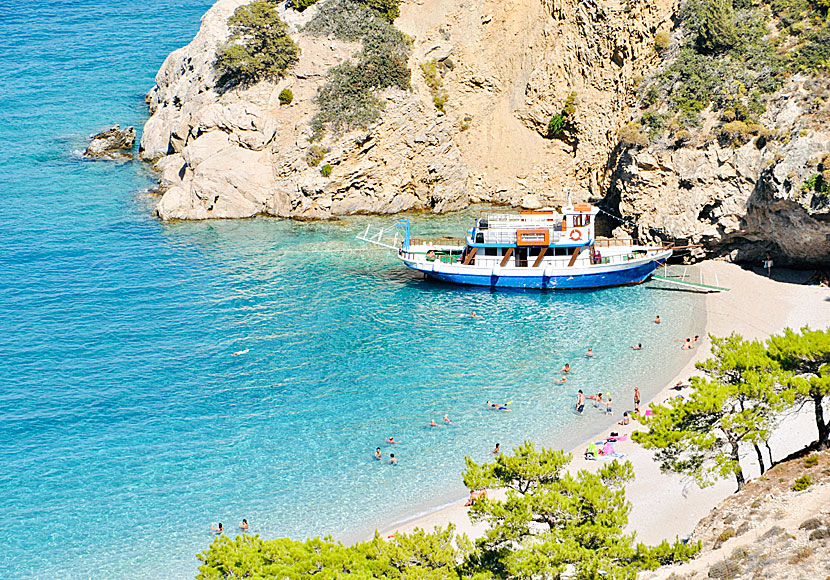 Missa inte att åka med utflyktsbåt till stränderna på Karpathos, den bästa är badbåten till Apella beach. 