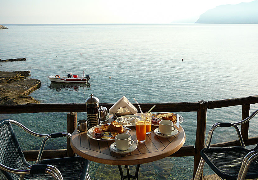 Frukost med utsikt från ett bra hotell i underbara Mochlos på norra Kreta. 