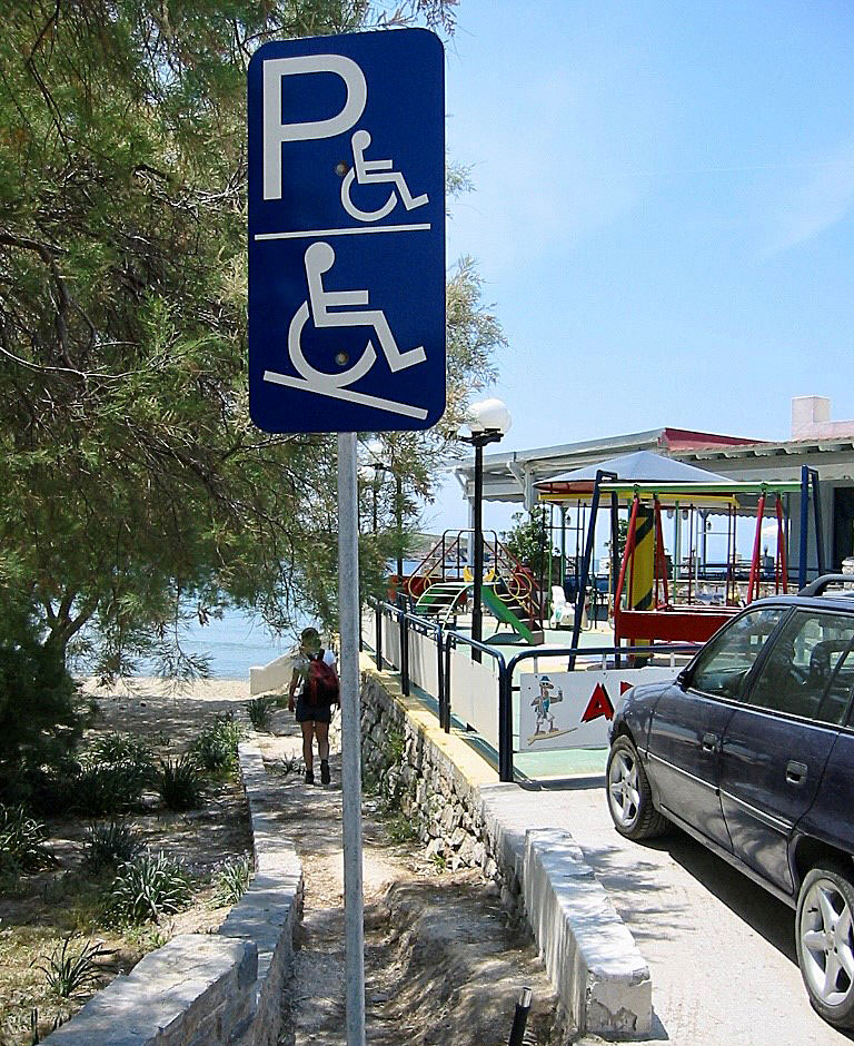 Rullstolsramp på ön Syros i Kykladerna. 