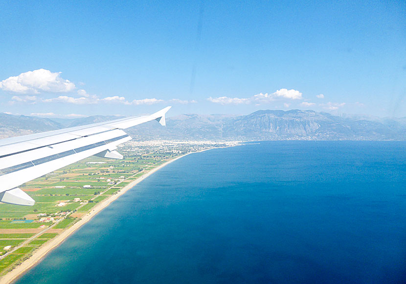 Om flyger till Kalamata på Peloponnesos kan du åka vidare till öarna Kythera och Elafonissos, samt de Saroniska öarna. 