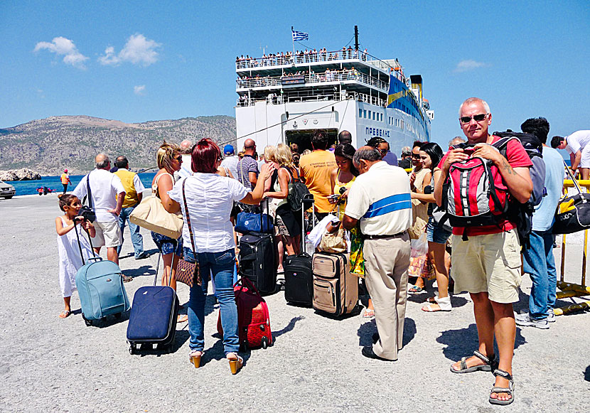 Kö för ombordstigning och biljettlämning i hamnen i Pigadia på Karpathos.