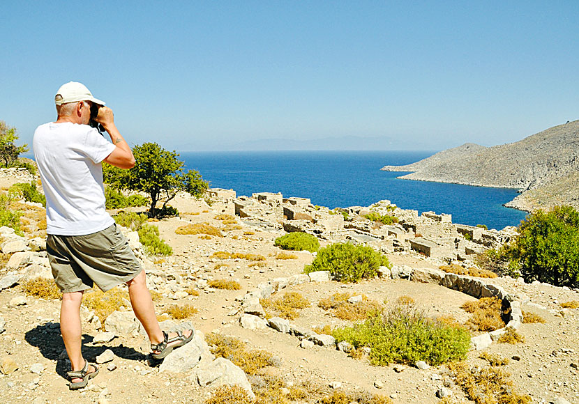 Ta med en kikare till Grekland och titta på fåglar och upptäck okända stränder. 