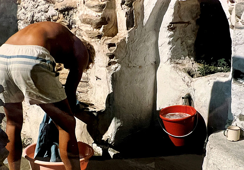Tvätta kläder i den grekiska öarna.