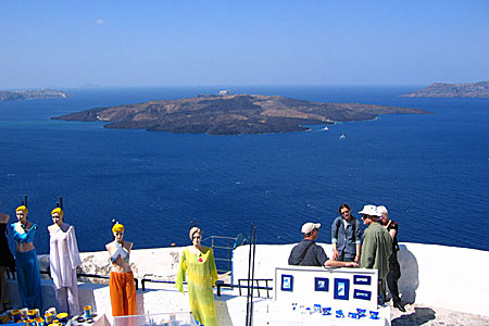 Lika många skyltdockor som turister på Santorini.