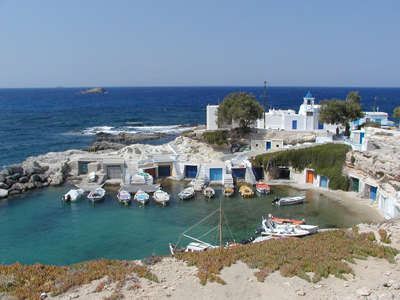 Byn Mandraki på Milos med sina vackra båthus.