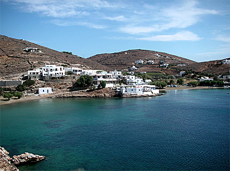 Näset i Faros där Aperanto ligger samt stranden nedanför.  Sifnos.