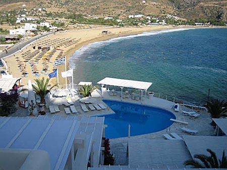Utsikt över Mylopotas beach från Ios Palace Hotel.