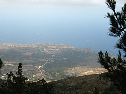 Utsikt över Lefkos, sedd från stigen upp mot Kali Limni. 