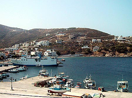 Fourni hamn med färjan Samos Spirit.