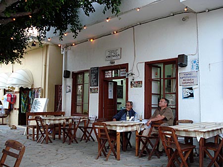 Tilos. Omonia vid torget är samlingspunkt både för lokalbefolkning och turister. 